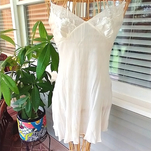 Victoria🌸Secret 100% Silk Short Nighty & Robe Set Thong panties included - Picture 7 of 12